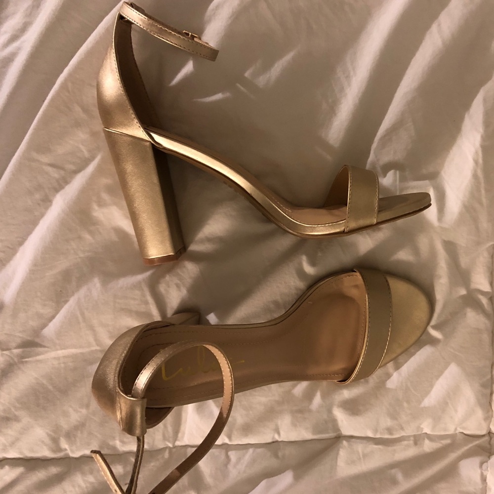 BRAND NEW Lulu’s gold 4 inch block heel
